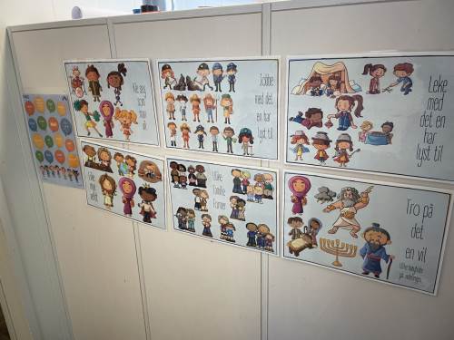 Vi bruker blant annet plakater og samtalekort for å invitere til refleksjon og samtale om mangfold, likheter og ulikheter mellom mennesker